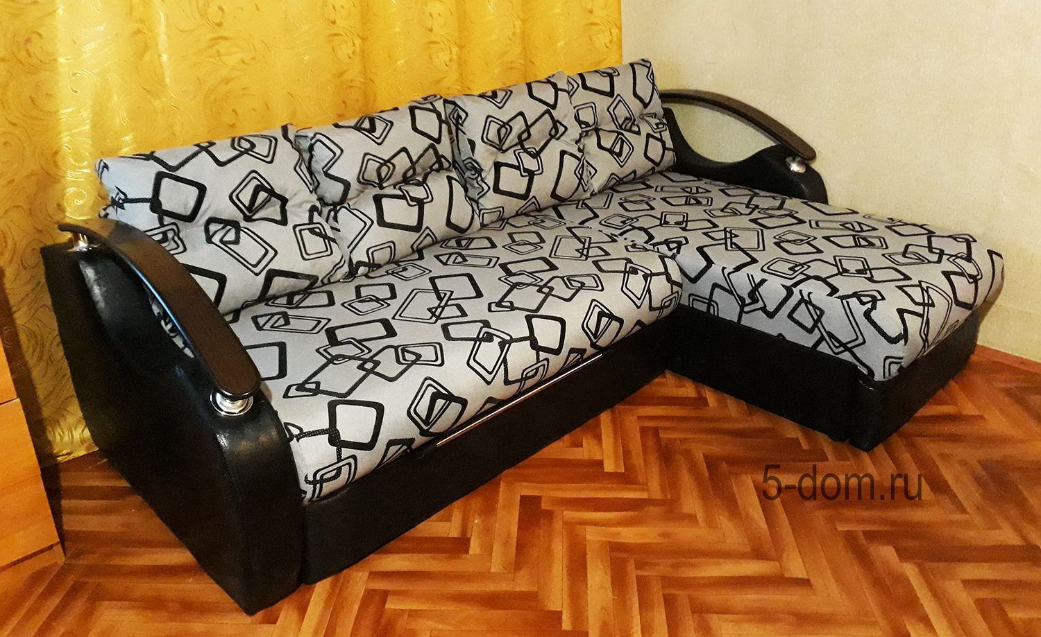 Угловой диван с деревянными подлокотниками